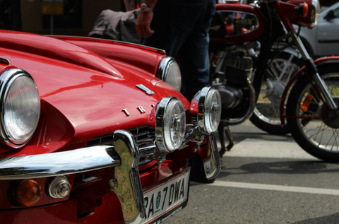 Comparative Analysis of Buying a Motorcycle and a Car at Auction: Factors, Benefits, and Risks